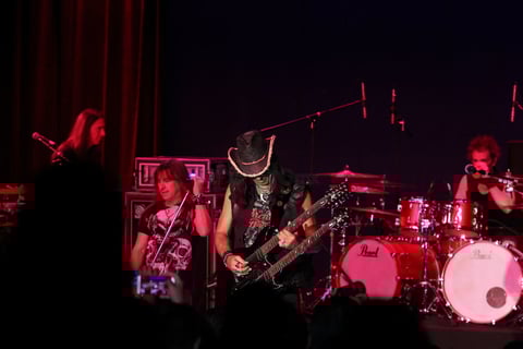 'Los chicos solo quieren rock' fue su carta de presentación. 'La otra cara de la moneda' y 'Rock and roll hotel' resonaron enseguida.
