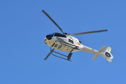 El helicóptero de Fuerza Coahuila sobrevoló el área por donde pasó el contingente.