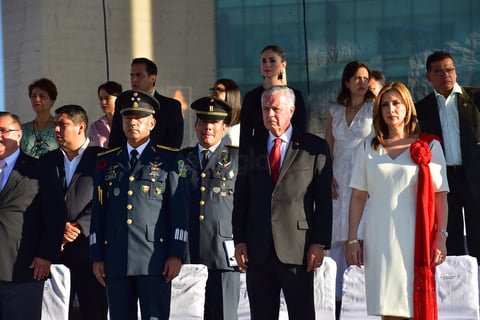 Autoridades presidieron el desfile.