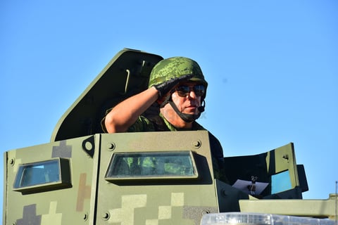 Militares recorrieron el Centro de Torreón ante los ojos de los ciudadanos que salieron a disfrutar del desfile.