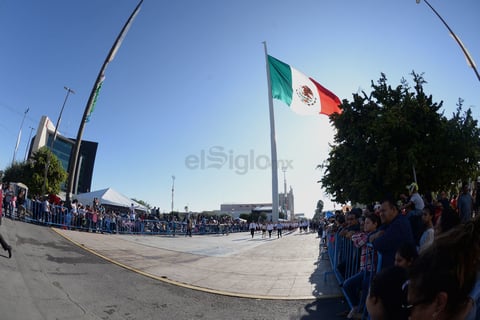El desfile pasó por la avenida Matamoros del Centro de Torreón.