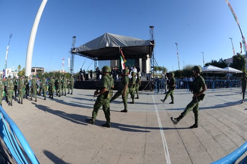 Como cada 16 de septiembre, se realizó en el Centro de Torreón el tradicional desfile por la Independencia de México en el que participaron elementos de las Fuerzas Armadas, así como autoridades de diversas corporaciones y alumnos de escuelas de la región.