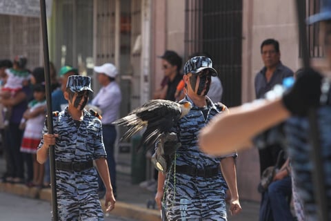 Acudir al desfile es una tradición duranguense, de adultos que eran llevados por sus padres y ahora acuden con sus hijos y nietos.