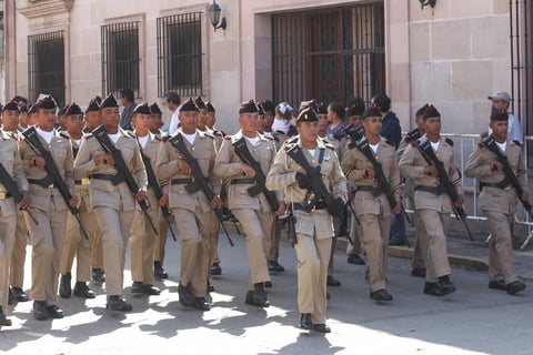 Más de dos mil elementos del Ejército Mexicano, y diversas corporaciones policíacas y de socorros desfilaron por la calle 5 de febrero.