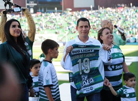 El excentral santista Rafael Figueroa fue nombrado Guerrero de Honor.