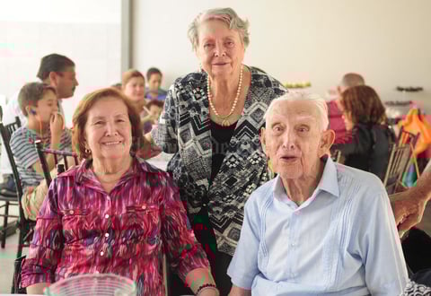 16092018 FELIZ CUMPLEAñOS.  Aristeo con su esposa, Concepción, y su hermana, Criselda.