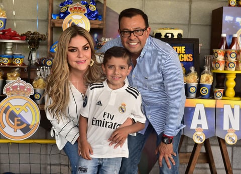 16092018 FELIZ CUMPLEAñOS.  Santiago con sus papás, Héctor Ramírez y Verónica Esqueda.