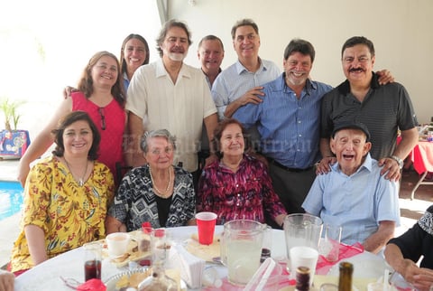 21092018 FESTEJAN EN FAMILIA.  Aristeo Cantú González celebró 95 años de vida en companía de su esposa, Concepción, y sus hijos, Aristeo, Carlos, Enrique, Conchita, Armando, Mauricio, Beatriz y Pilar.