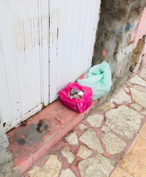 Calle Hidalgo. Hay personas que tienen la mala costumbre de colocar bolsas con basura en las casas deshabitadas, para deshacerse de ella. (EL SIGLO DE DURANGO)