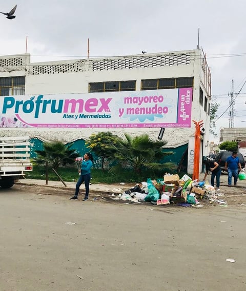 Mercado El Refugio. A falta de contenedores, los comerciantes apilan la basura a la intemperie, lo que además de dar una mala imagen, genera malos olores. (EL SIGLO DE DURANGO)