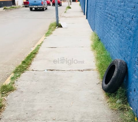 Calle Nicolás Luna. Por todos los rumbos de a ciudad, es común encontrar llantas viejas en las banquetas y lotes baldíos. (EL SIGLO DE DURANGO)