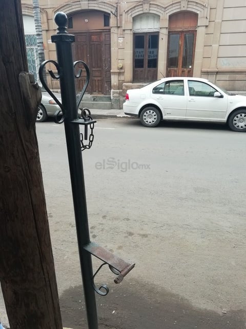 Calle Zaragoza. Se sigue detectando en el primer cuadro de la ciudad la falta de botes de basura, donde solo se ve la estructura. (EL SIGLO DE DURANGO)