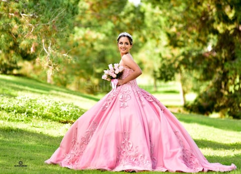 23092018 Leslie Jeanine Ortiz Grimaldo celebró sus XV años de vida. La joven estuvo acompañada por sus padres, Omar Gustavo Ortiz Torres y María del Consuelo Grimaldo Castro. - Erick Sotomayor Fotografía