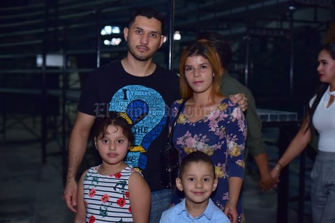 22092018 EN FAMILIA.  Roberto, Cristal, Noemi y Roberto.