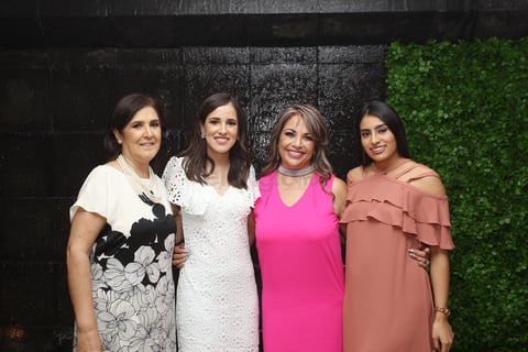 La festejada con las organizadoras del evento.