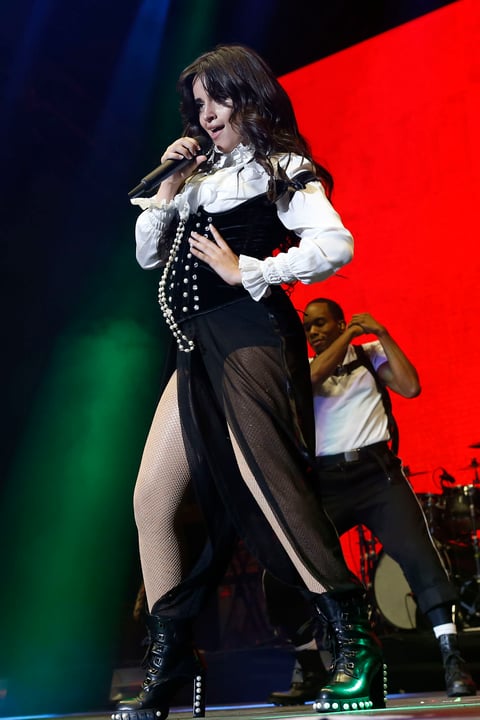 "Normalmente termino mi show con 'Havana', pero estamos en México y yo quiero que como esta noche es especial para mí sea tan especial para ustedes", dijo antes de invitar a una orquesta de mariachi al escenario para entonar México en la piel, popularizada por Luis Miguel en 2004, acompañada por su padre Alejandro Cabello, quien llevaba una bandera mexicana sobre la espalda.