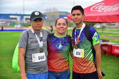 25092018 EN CARRERA ATLéTICA.  Fernando, Alejandra y Bersain.