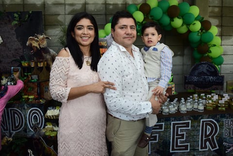 25092018 CUMPLE TRES AñOS.  Christian Fernando Andrade Martínez con sus padrinos: Alejandro Rivas y Claudia Martínez, en su fiesta de cumpleaños.
