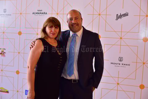 25092018 POSAN PARA LA FOTO.  Mirna y Heriberto.
