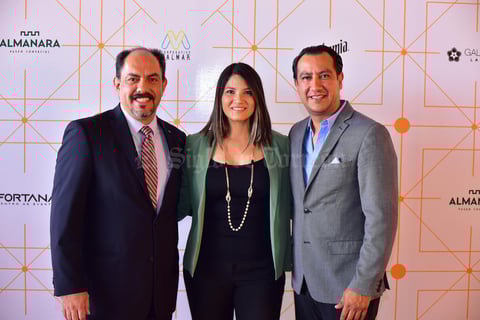 26092018 POSAN PARA LA FOTO.  Miguel, Jessica y José.