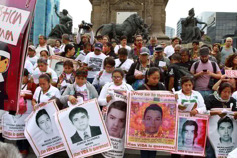 Por la mañana, el presidente electo, Andrés Manuel López Obrador, se reunió en el Museo de la Tolerancia con los padres de los 43 normalistas de Ayotzinapa, con quienes se comprometió a cumplir tres acuerdos.