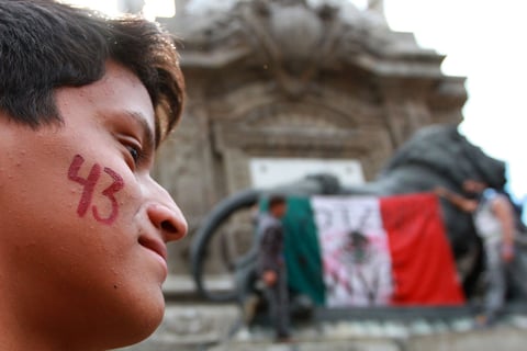 Los padres de los 43 normalistas de Ayotzinapa desaparecidos desde hace 4 años en Iguala marchan la tarde de este miércoles del Ángel de la Independencia al Zócalo.