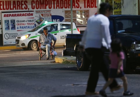 Las circunstancias llegan a obligar a las personas con algún problema de movilidad a circular por las calles, en lugar de las banquetas.