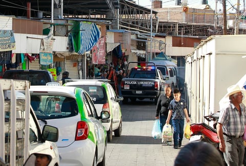 No existe en Durango una sola calle en la que los ciudadanos respeten a plenitud el cruce por las zonas peatonales; incluso en las de mayor circulación es un problema frecuente.