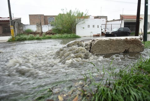 En la Zona Centro de Torreón, se presentan también encharcamientos, como en el cruce de bulevar Constitución y Acuña.