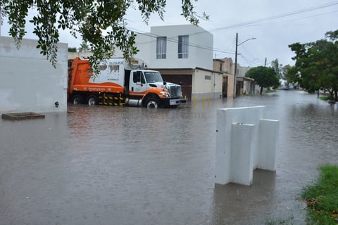 El Centro de Atención Múltiple (CAM) No. 29 de la colonia Nueva California registró un 47 por ciento de asistencia y las clases se tuvieron que impartir en la Biblioteca Centenario debido a que el acceso principal de la escuela se encontraba repleto de agua. En la primaria Hilario Esparza de la colonia Santiago Ramírez, únicamente acudió un 10 por ciento de estudiantes y la entrada también quedó anegada.