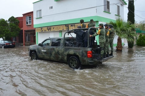 Personal militar apoyó a los ciudadanos que se vieron afectados por las lluvias.
