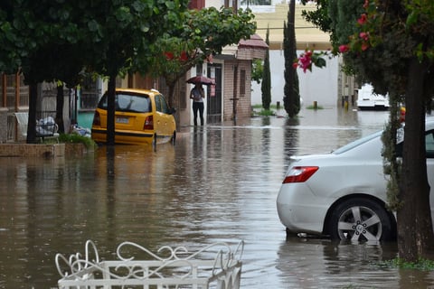 En Valle Dorado, colonos se quejaron de la barda de Ferromex que abrieron un boquete y están sacando agua de sus patios, por lo que grandes corrientes bajan hacia Diagonal Las Fuentes.