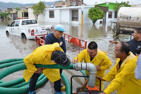 Bomberos entrevistados en la zona, donde trabajan en el desagüe, pidieron paciencia a la ciudadanía. Comentaron que estuvieron regalando arena y costales a vecinos de la Vasconcelos y Pavorreal para evitar que el agua se meta a sus casas.