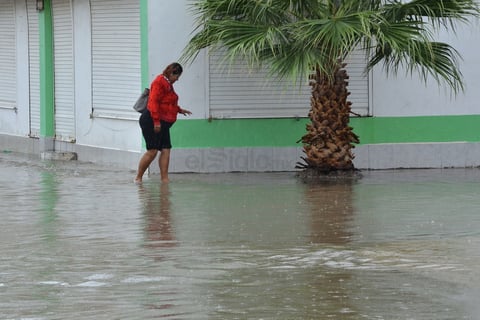 En la primera, vecinos solicitaron apoyo urgente de las autoridades para desaguar, pues temen volver a sufrir inundaciones, mientras que en el segundo sector mencionado, los colonos empezaron a subir sus vehículos a la Línea Verde ante el aumento del nivel del agua.