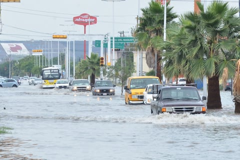 Las lluvias que sorprendieron esta mañana a la Comarca Lagunera han comenzado a causar encharcamientos en distintos puntos.