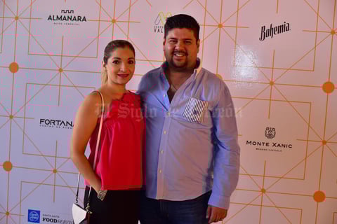 29092018 POSAN PARA LA FOTO.  Martha y Fer.