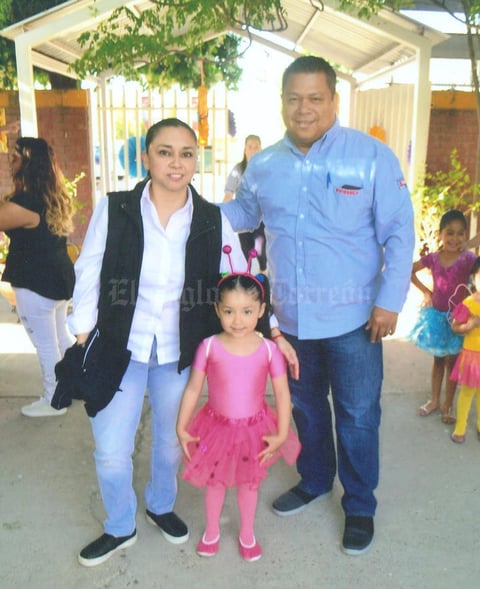 30092018 EN FAMILIA.  Ana Sofía Muñoz del Hoyo y sus papás, Sergio Muñoz y Gabriela del Hoyo.