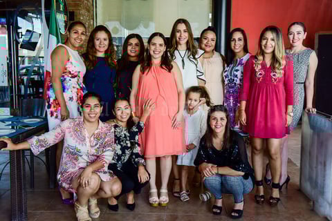 30092018 A PUNTO DE SER MAMá.  Gabriela Elena Escudero acompañada de sus amigas en el baby shower que se le organizó con motivo del nacimiento de María Gabriela a mediados de octubre. Su esposo se llama Germán Castañeda Orduña.