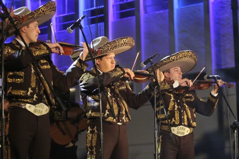 Juan Gabriel no podía quedar fuera. 'Para qué me haces llorar' y 'Debo hacerlo' fueron los éxitos que Gama 1000 eligió para recordar al 'Divo de Juárez'.