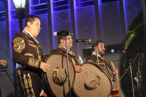 Juan Gabriel no podía quedar fuera. 'Para qué me haces llorar' y 'Debo hacerlo' fueron los éxitos que Gama 1000 eligió para recordar al 'Divo de Juárez'.