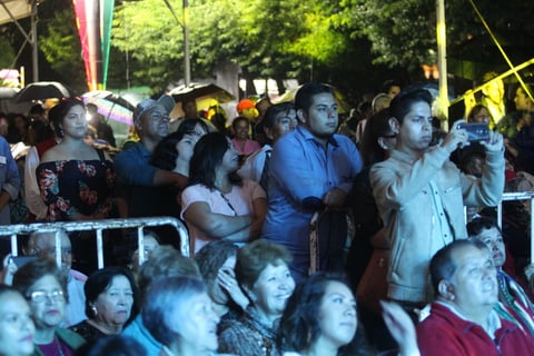 Los músicos subieron al escenario a las 21:00 horas. 'Que bonita es mi tierra' fue su carta de presentación.