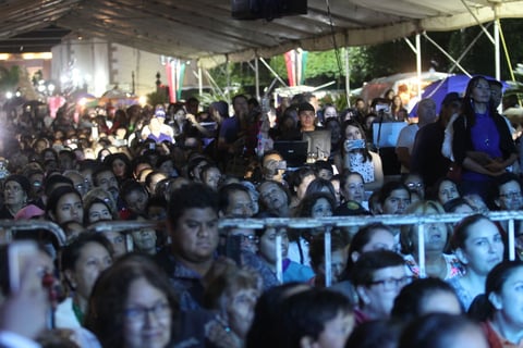 Los músicos subieron al escenario a las 21:00 horas. 'Que bonita es mi tierra' fue su carta de presentación.