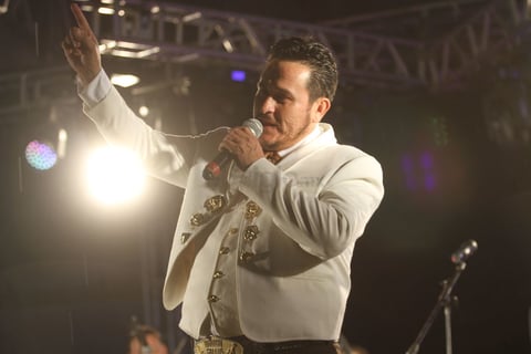 La lluvia no impidió que cientos de duranguenses permanecieran más de cuatro horas en el lugar para cantar, bailar y disfrutar del folclor mexicano con la interpretación de grupos provenientes de diferentes partes de la República y, por supuesto, de Durango, invitados por la Escuela de la Música Mexicana (Esmumex), institución organizadora del festival.