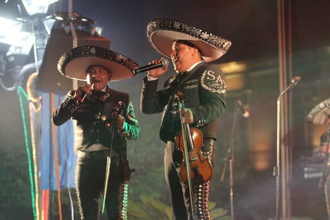 La lluvia no impidió que cientos de duranguenses permanecieran más de cuatro horas en el lugar para cantar, bailar y disfrutar del folclor mexicano con la interpretación de grupos provenientes de diferentes partes de la República y, por supuesto, de Durango, invitados por la Escuela de la Música Mexicana (Esmumex), institución organizadora del festival.
