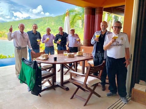 01102018 CELEBRAN LAS FIESTAS PATRIAS.   En la hermosa playa de Ixtapa, Zihuatanejo, los hermanos González Aleu y su amigo de siempre, José Sanchez Torres, José Antonio, Manuel, Rafael, Gerardo, hijo de Rafael, Daniel, hijo de Manuel, el primo de las González Aleu, Alfonso González Costa, y 'el colado', José Sánchez Torres.