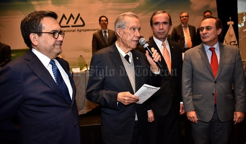 01102018 MERECIDO RECONOCIMIENTO.  El empresario lagunero Ramón Iriarte Maisterrena, por su extraordinaria trayectoria en el sector agropecuario, recibió un reconocimiento por parte del Consejo Nacional Agropecuario y el Consejo Coordinador Empresarial. Lo acompañan Ildefonso Guajardo, Secretario de Economía, Juan Pablo Castañón, Presidente del Consejo Coordinador Empresarial, y Bosco de la Vega, Presidente del Consejo Nacional Agropecuario.
