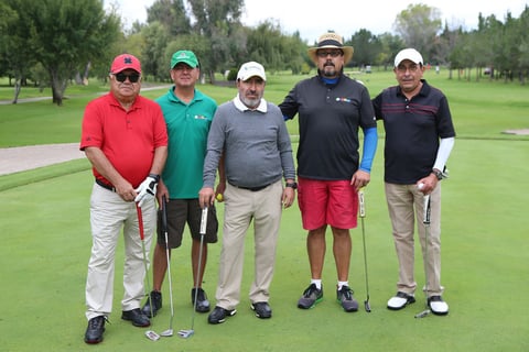Amigos comparten un rato juntos.