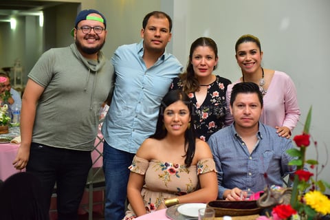 03102018 Familiares de los futuros papás estuvieron presentes.