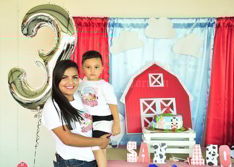 03102018 FELIZ CUMPLEAñOS.  Santiago con su mamá, Karen Fernanda, en su fiesta por sus tres años de vida.