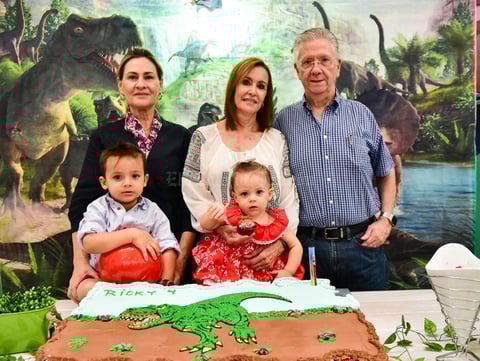 Con sus abuelitos Maruca Maria Esther y Memo y su hermanita Luisa